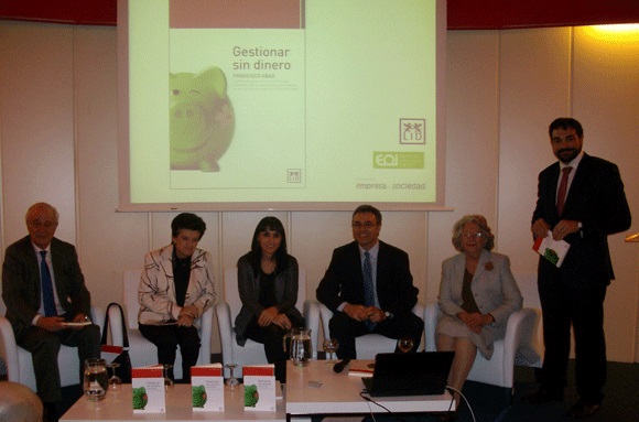 Gestionar sin dinero, el primer título de la biblioteca empresa y sociedad