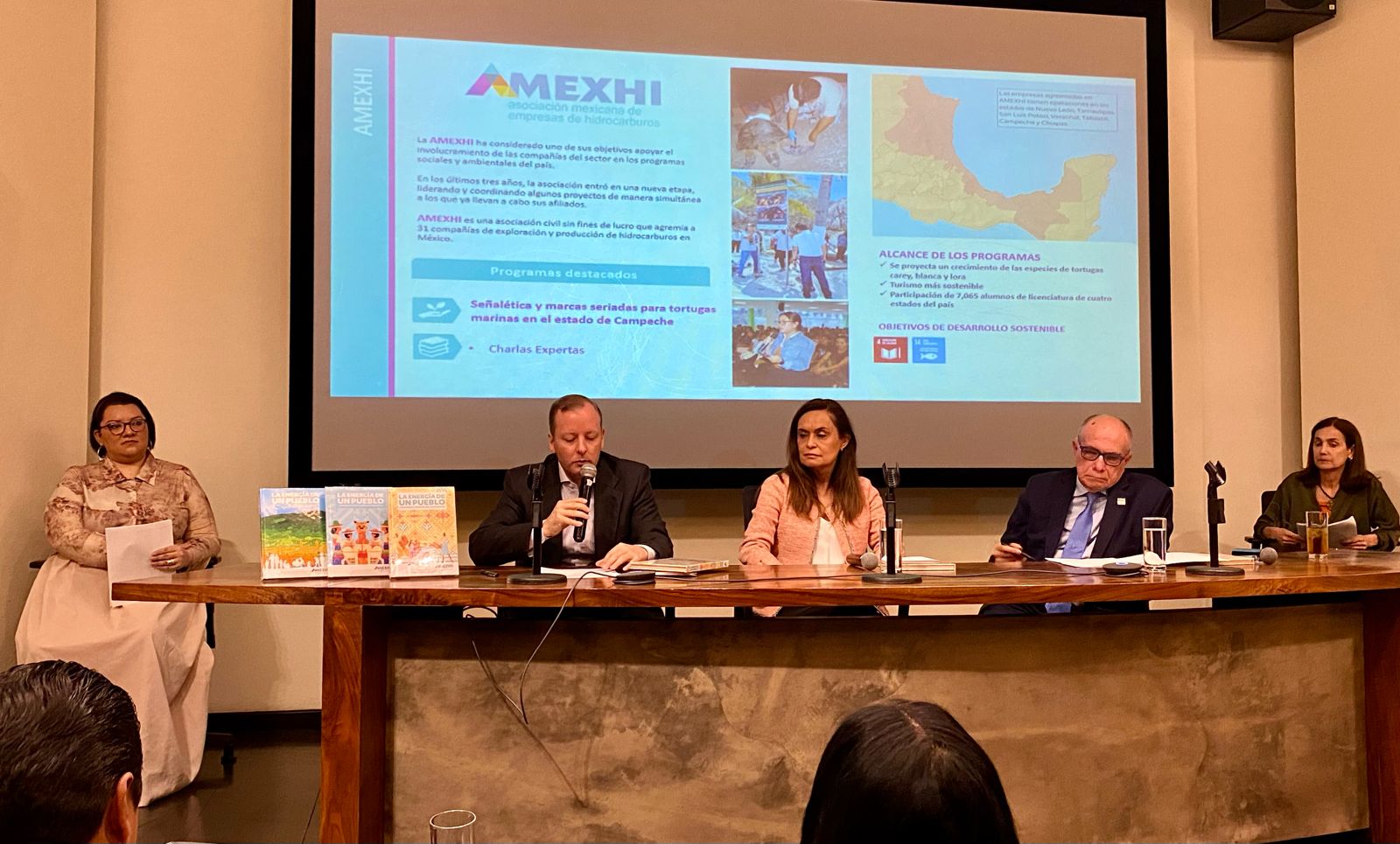 La energía de un pueblo. Creciendo juntos en comunidad presentado en el Club de Industriales.