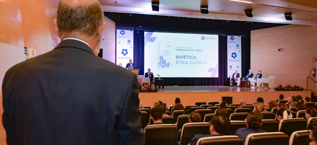 Presentación de Bioética. Ética clínica. Ética y profesionalismo. Vanguardia de la atención médica, de Manuel Ruiz de Chávez